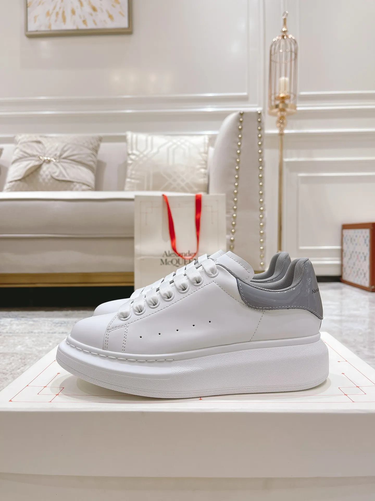 👟👟Ex-factory price 480👟👟 Women's Shoes Women's Clothing Women's Shoes Women's Clothing Alexander McQ·ss white shoes, McQueen has been making it for 5 years in a row, the latest upgrade is available at the counter...🈶McQueen MCQ, as always, has exclusive molded fabric material, I can't put it down, the correct version, the fit is absolutely wonderful, and the comfort is super great We are not the first to ship out large-scale products, but we always give you the nicest products, and we make them with the best quality! 👑McQueen Spring, Summer, Autumn and Winter...✔Classic + Fashionable + Versatile + Atmosphere + Elegant + Tasteful🈵🈵Celebrity first choice, one of the must-haves, many colors to choose from✔✔✔ 1⃣Fabric: Exclusive molded beige imported silk cowhide Upper imported custom anti-fouling. T👟👟Ex-factory price U+👟👟Ex-factory price U anti-yellowing. Super temperament 2⃣Inner lining: Imported A-grade water-dyed sheepskin (the price is the same as cowhide lining) 3⃣Outsole: Counter original molded rubber T👟👟factory price U outsole Thick sole design about 4.5cm Men's and women's abrasive lasts are different 4⃣With original counter publication (original off-white shoe box. Cloth bag. Handbag. Closed Qualification certificate 1:1 mold opening 4-piece set. Comes with a pair of shoelaces 👫Men and women couples size: female 35-40 male 39-44